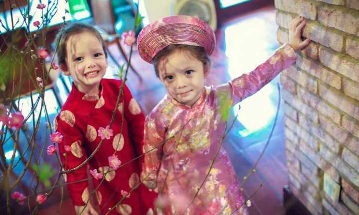 Cặp song sinh nhà Hồng Nhung đẹp như thiên thần trong áo dài Đức Hùng