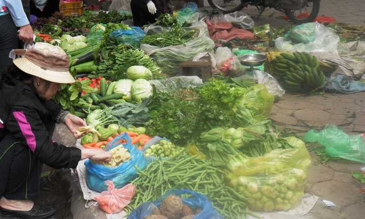 'Cháy' rau xanh ngày rét: Người mua khổ, người bán 'khóc ròng'