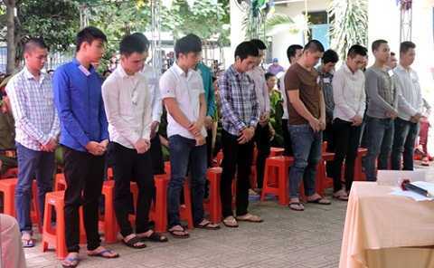 Hàng chục thanh niên cầm hung khí đập phá quán bar