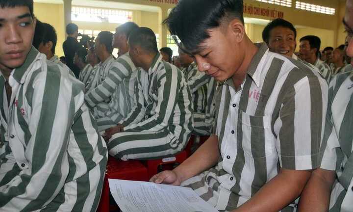 Khấp khởi niềm vui tha tù trước hạn, phạm nhân được về đón Tết