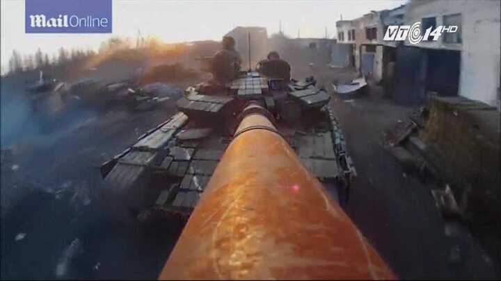 Clip: Binh sĩ dùng nòng pháo xe tăng làm gậy chụp ảnh