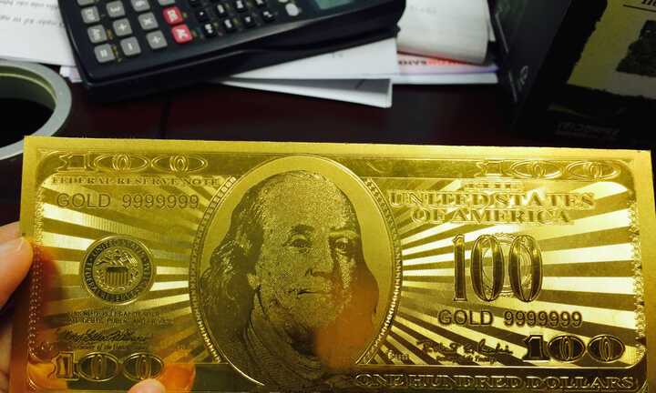 Bỏ 100 USD tiền thật mua 100 USD tiền giả mừng tuổi Tết