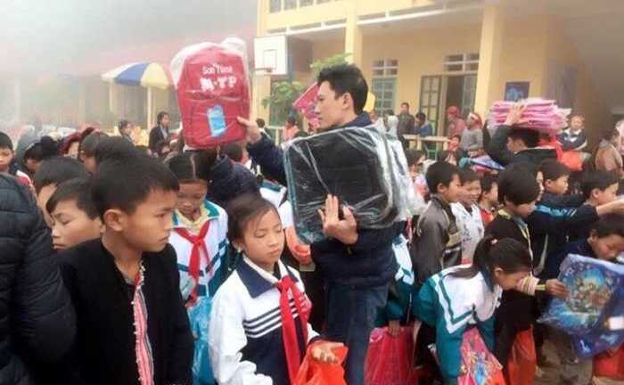 Hơn 400 học sinh Lào Cai nhận quà Tết ý nghĩa ngày cuối năm