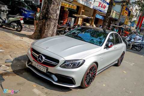 Siêu xe Mercedes C63 AMG 4,6 tỷ lăn bánh trên đường Sài Gòn