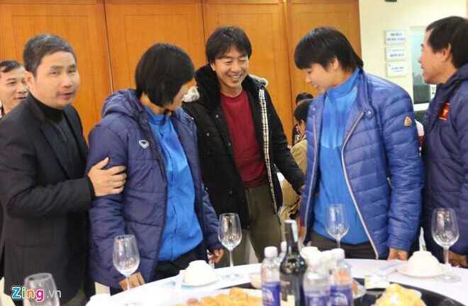 Bị sa thải, HLV Miura vẫn vui vẻ dự tiệc tất niên VFF