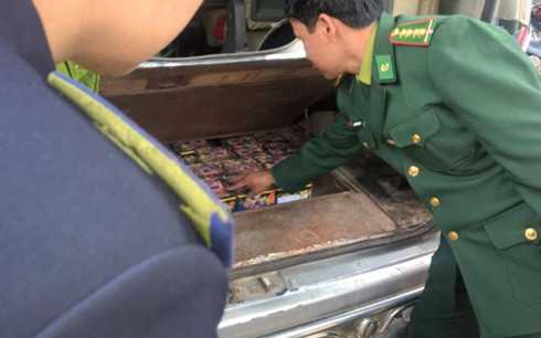 Giấu hàng trăm quả pháo trong ngăn bí mất của xe ô tô