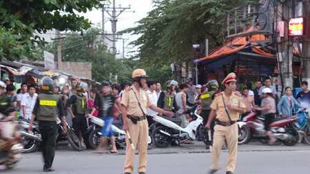 Cảnh sát đón lõng đoàn 'xe điên' Mazda lạng lách, đánh võng ở thủ đô