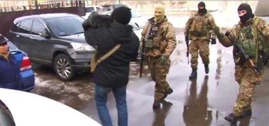 An ninh Ukraine bịt mặt xông vào lục soát, lấy tiền ở chung cư Làng Sen của người Việt