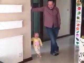 Phì cười clip bé bắt chước dáng đứng ‘bá đạo’ của bố