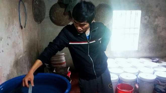 Cả khu phố hoang mang vì nước sạch bốc mùi thuốc tẩy