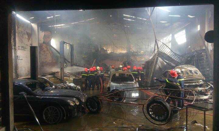 Gần chục siêu xe, hàng trăm điện thoại bị thiêu rụi ở Sài Gòn