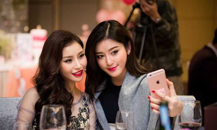 Á hậu Huyền My quyến rũ bên người đẹp Lam Cúc