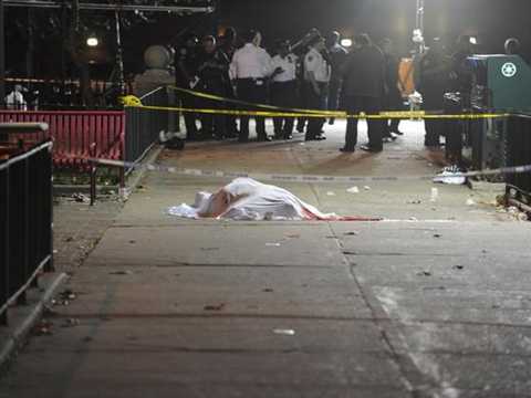 Clip: Xả súng và đâm chém kinh hoàng giữa các băng nhóm môtô ở Mỹ