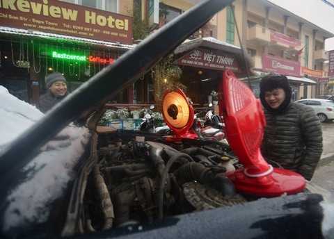 Dội nước sôi, dùng quạt sưởi làm ấm động cơ ngày giá rét