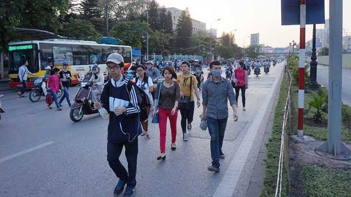Đi bộ thế nào mới không bị CSGT xử phạt và đưa về phường?