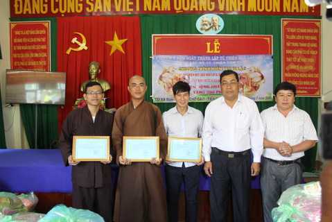 Lý Hải tất bật đi làm từ thiện cuối năm