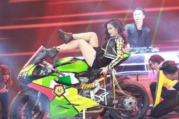 Hoàng Thuỳ Linh bốc lửa khoe vũ đạo trên mô tô