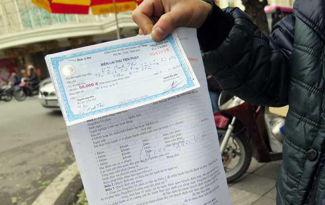 Bị CSGT Hà Nội 'tuýt còi', nhiều người đi bộ ngơ ngác