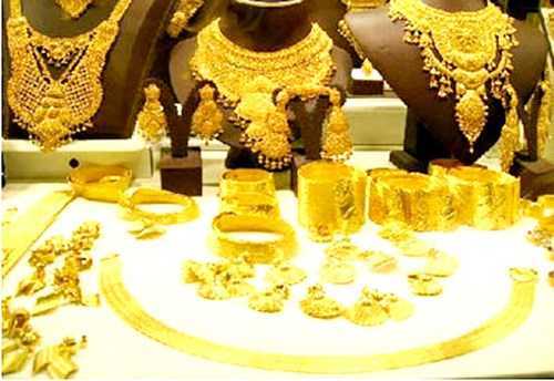 Giá vàng trong nước gặp áp lực bán lớn