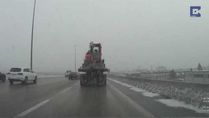 Clip: Hãi hùng xe tải đang đi trên đường văng bánh trước