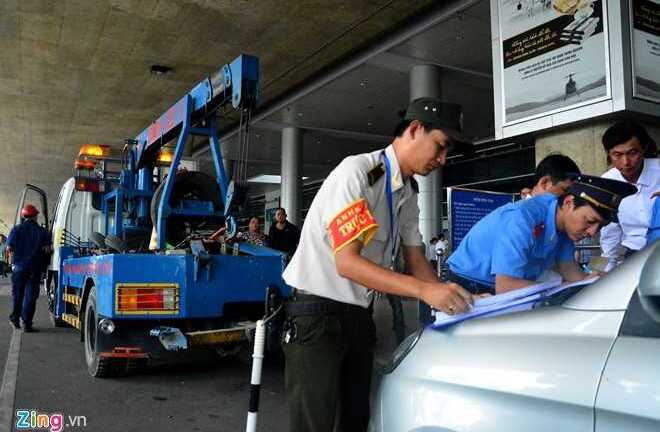 Ảnh: Cẩu loạt xe chây ì ra khỏi nhà ga sân bay Tân Sơn Nhất