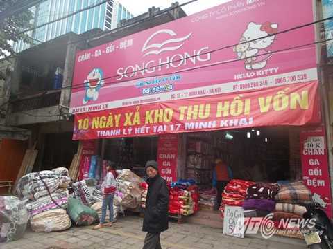 Cửa hàng trưng băng-rôn 'hoàn cảnh' hút khách cuối năm