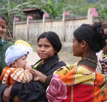 Kỳ lạ nơi cưới nhau tuổi 13 và đàn ông phải phục vụ đàn bà