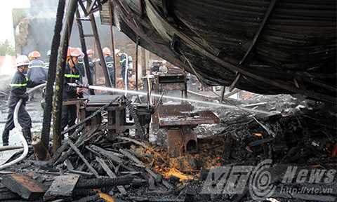 Cháy ngùn ngụt tại salon gỗ ở Đà Nẵng