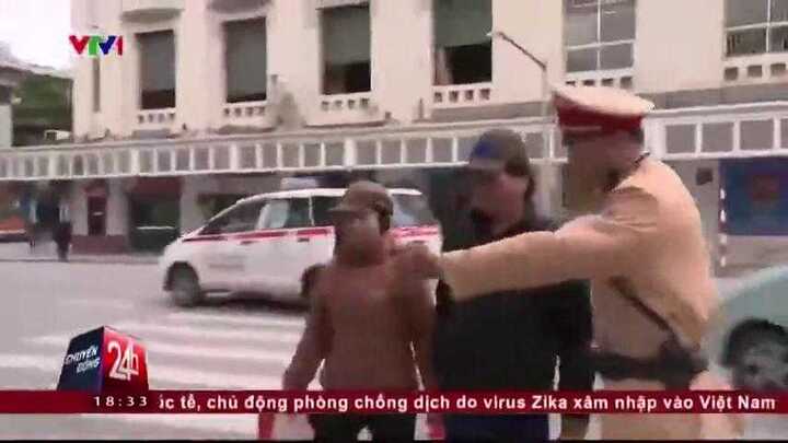 Clip: Cảnh sát giao thông Hà Nội xử phạt người đi bộ