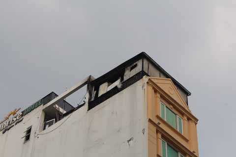 Khói lửa nghi ngút tại khách sạn 8 tầng giữa trung tâm Sài Gòn