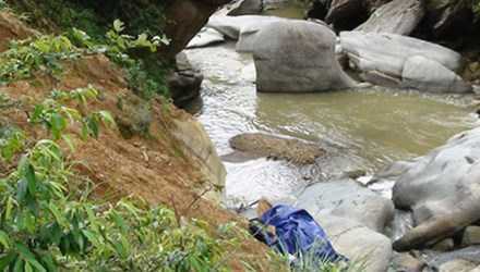 Rùng mình phát hiện bao bì chứa xương người dưới khe nước