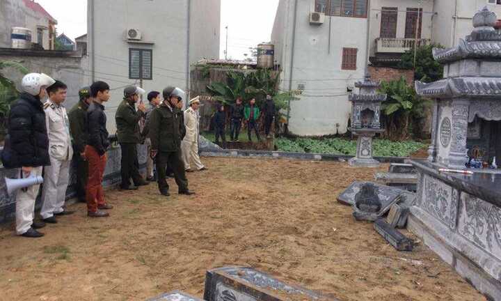 Cưỡng chế phá dỡ mộ, chính quyền lấy luôn đá xanh trị giá hàng trăm triệu đồng?
