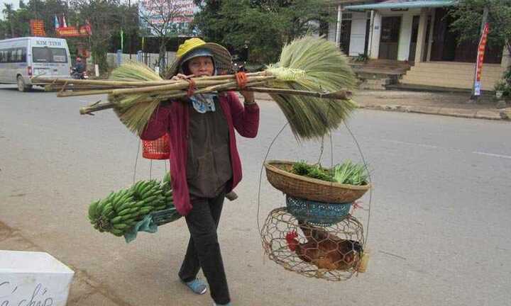 Ảnh: Dân vùng cao mang nông sản đi 'đổi' lấy Tết