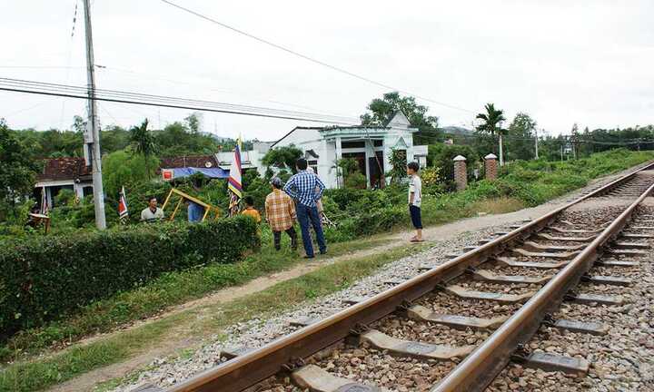 Nam thanh niên hy sinh dũng cảm khi lao vào đường ray cứu người