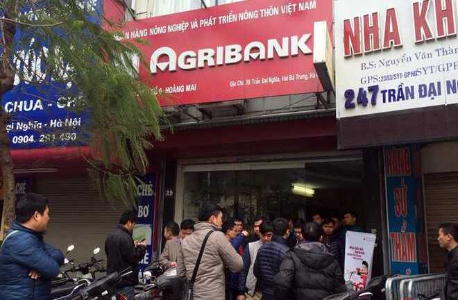 Nghi án 2 kẻ cầm dao cướp ngân hàng giữa Thủ đô ngày cuối năm