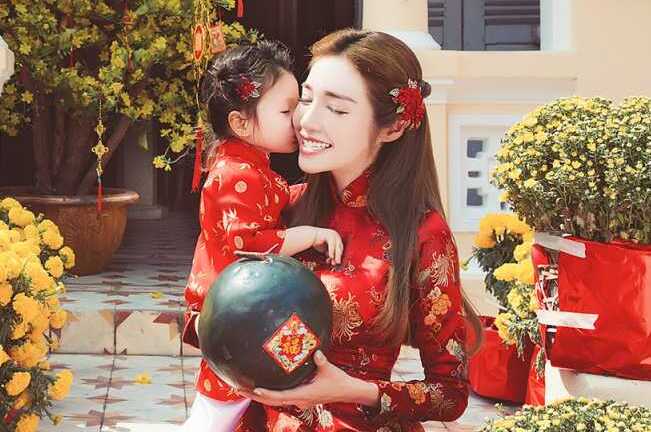 Elly Trần khoe con gái Cadie Mộc Trà trong bộ ảnh xuân