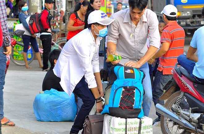 Ảnh: Vật vã tìm xe về quê đón Tết