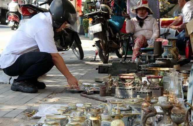 Khám phá 'chợ' đồ cổ bên vỉa hè ngày cận Tết