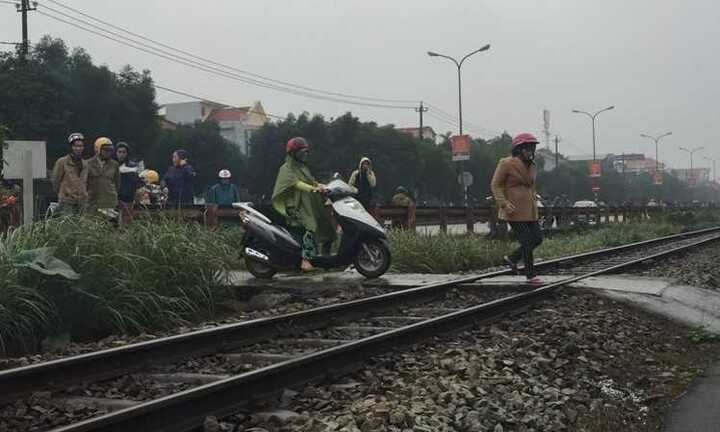 Chồng cố tình băng qua đường sắt, vợ chết thương tâm
