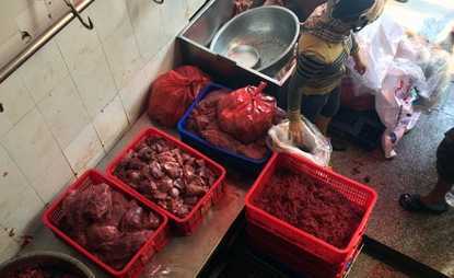 Clip: Rùng mình công nghệ tẩm hóa chất biến thịt heo thành thịt bò