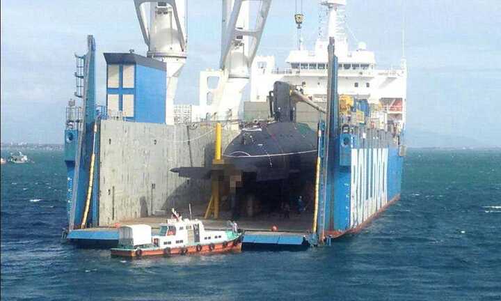 Cận cảnh tàu ngầm Đà Nẵng trên vịnh Cam Ranh