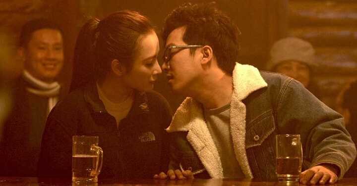 Trường Giang 'môi kề môi' với Angela Phương Trinh