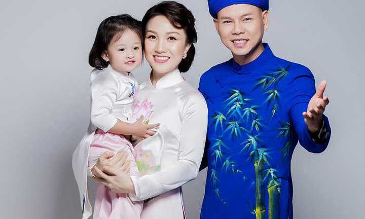 Con gái Phan Đinh Tùng đáng yêu chụp ảnh cùng bà nội