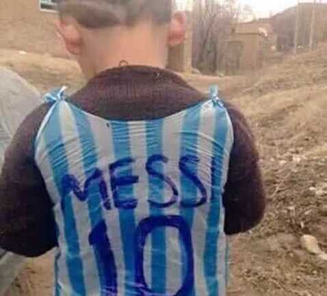 Chú bé mặc áo Messi gây sửng sốt cộng đồng mạng