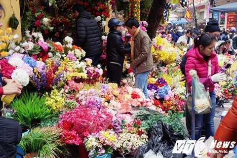Đua nhau mua cành vàng lá ngọc bày ban thờ cúng giao thừa