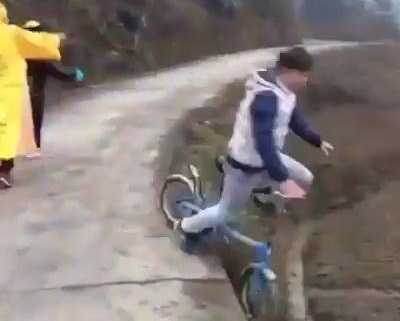 Mải hóng chuyện, người và xe cùng ‘bay’ xuống ruộng