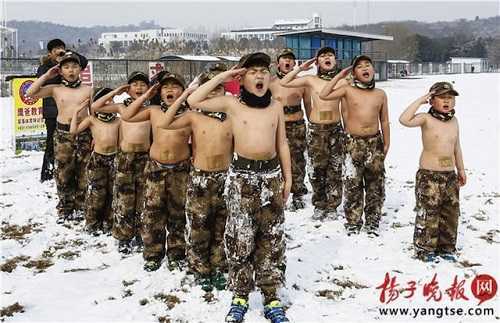 Rùng mình hình ảnh đoàn quân nhí cởi trần tập luyện trong băng tuyết