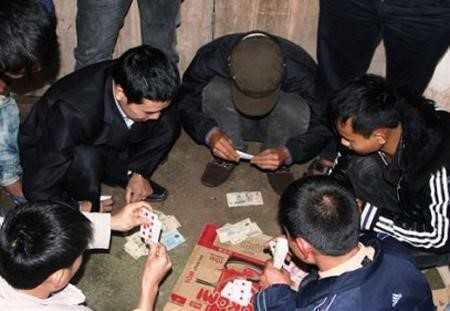 Ngày Tết đứng xem đánh bạc có vi phạm pháp luật?