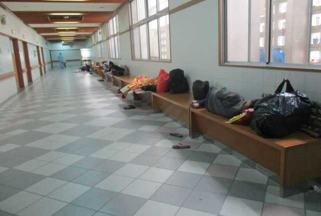 Hàng ngàn bệnh nhân 'mắc kẹt' trong bệnh viện ngày cuối năm