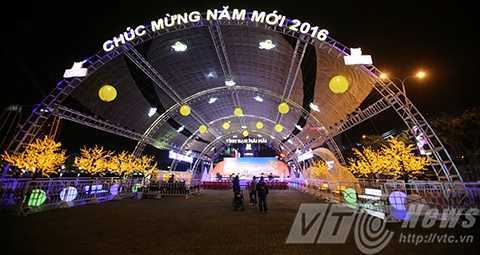 Ảnh: Đường phố Đà Nẵng rực rỡ đêm giao thừa